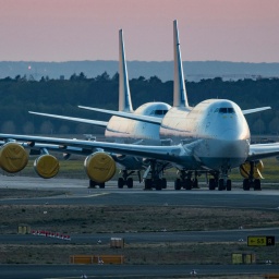 Mit abgedeckten Turbinen stehen vorübergehend stillgelegte Passagiermaschinen der Lufthansa auf dem Rollfeld des Frankfurter Flughafens