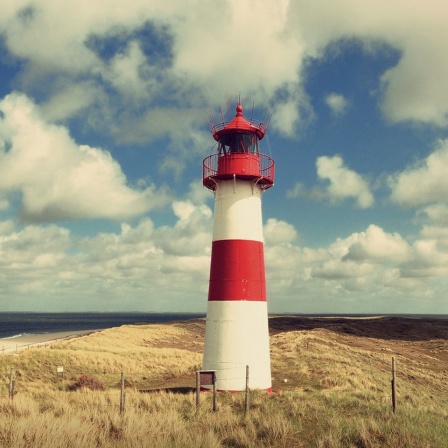 Ein rot-weißer Leuchtturm zwischen Dünen. Dahinter ein blauer Himmel mit ein paar Wolken. 