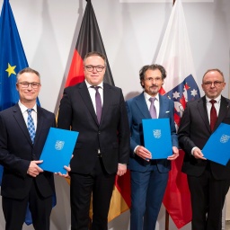 Der Thüringer Ministerpräsident Mario Voigt (CDU/Mitte) mit den vier Staatssekretären (von links): Tobias Knoblich, Stephan König, Mario Suckert und Bernd Uwe Althaus.