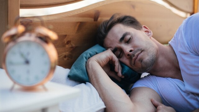 Ein Mann liegt im Bett und schläft. | Bild: BR/Julia Müller