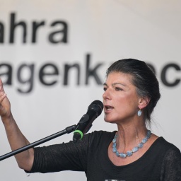 Sahra Wagenknecht, Bundesvorsitzende des Bündnis Sahra Wagenknecht (BSW), spricht auf einer Wahlkampfveranstaltung auf einer Bühne in ein Mikrofon. 