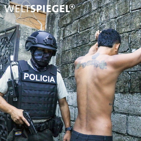 Ein Bewohner wird in Guayaquil, Ecuador, von der Polizei nach Waffen oder Drogen durchsucht