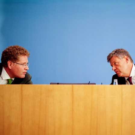 Robert Habeck (Bündnis 90/Die Grünen, r), Bundesminister für Wirtschaft und Klimaschutz (BMWK), und Patrick Graichen, Staatssekretär im BMWK