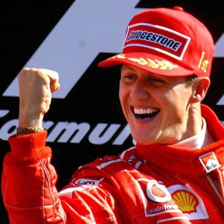 Michael Schumacher jubelt nach seinem Sieg beim Großen Formel 1-Preis von Italien in Monza, 14.09.2003. 