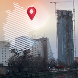 Hotel Estrel in der Neuköllner Sonnenallee mit Turm im Bau