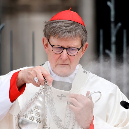 Erzbischof Rainer Maria Kardinal Woelki beim Pontifikalamt zu Fronleichnam 2024 auf dem Roncalliplatz in Köln am 30.05.2024