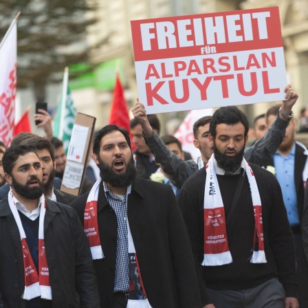 Etwa 200 Personen protestieren nach einem Aufruf der islamistischen Furkan-Bewegung für die Freiheit von Alparslan Kuytul am 20.10.2018 in Hamburg