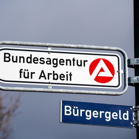 Bundesagentur für Arbeit, Bürgergeld, Aufschrift auf einem Wegweiser. FOTOMONTAGE