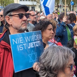 Menschen auf einer Solidaritätsdemo in Oldenburg gegen Antisemitismus