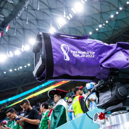 Ein Kameramann bei der WM in Katar im Stadion 