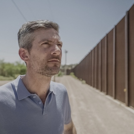 Ingo Zamperoni in Texas am Grenzzaun zu Mexiko bei Filmaufnahmen für seine Dokumentation.