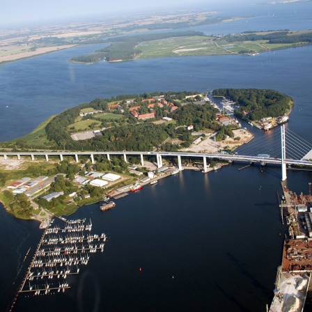 Rügenbrücke von Stralsund zur Insel Rügen mit der Insel Dänholm.