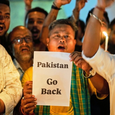 In Guwahati in Indien rufen Menschen Parolen gegen Pakistan während eines Protests nach dem Terroranschlag im indisch kontrollierten Teil Kaschmirs. Die meisten Opfer waren indische Feriengäste.