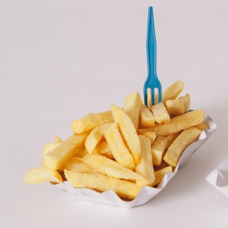 Zwei Portionen Pommes: eine kleine und eine große