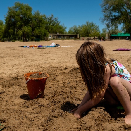 Herzfunk Live Einsamkeit - Kind spielt im Sand