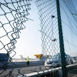 Durchtrennter Zaun am Flughafen Frankfrut am Main.
