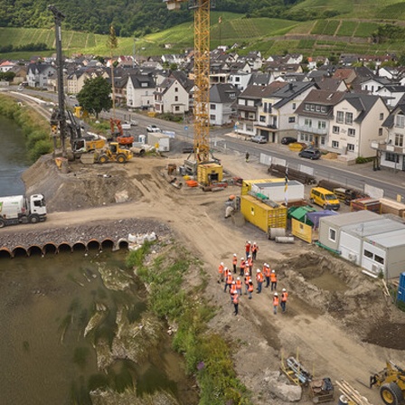 Mit schwerem Gerät wird am Wiederaufbau der Bahnlinie durch das Ahrtal gearbeitet. Vor drei Jahren kamen am Flutabend 135 Menschen ums Leben.