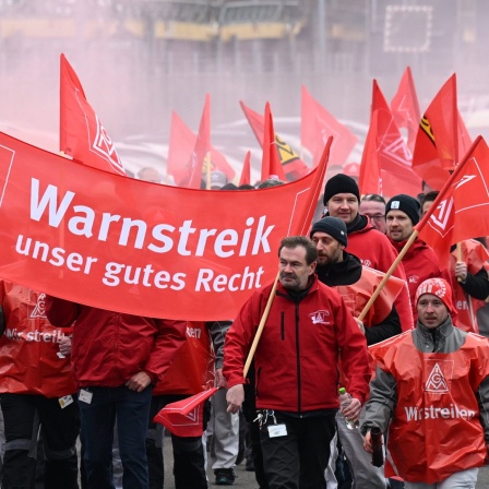 Mitarbeiter von Volkswagen streiken.