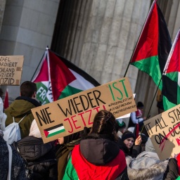 Palästina-Unterstützer und Hamas-Sympathisanten demonstrieren am 16. Dezember 2023 in München