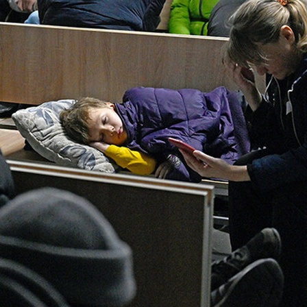 Ukraine: Ein Kind schläft in einem Luftschutzbunker