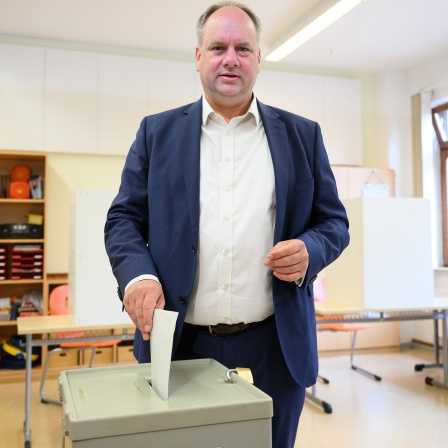 Dirk Hilbert wirft bei der Stimmabgabe für den zweiten Wahlgang zur Oberbürgermeisterwahl in einem Wahllokal seinen Stimmzettel in die Wahlurne.