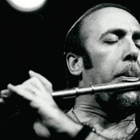 Der Jazzflötist Herbie Mann bei einem Konzert im Village Gate in New York, 1978