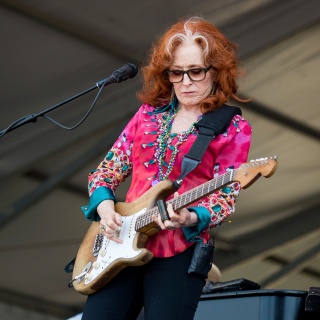 Bonnie Raitt tritt beim New Orleans Jazz and Heritage Festival auf