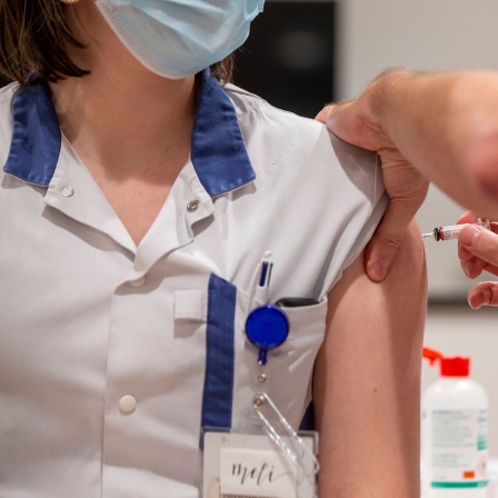 Pflegerin erhält Impfung