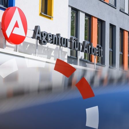 Der Schriftzug "Agentur für Arbeit" ist an einem Gebäude der Agentur zu sehen.
