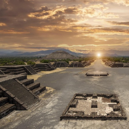 Blick auf die Sonnenpyramide und die „Straße der Toten“ in der Ruinenstadt Teotihuacán.