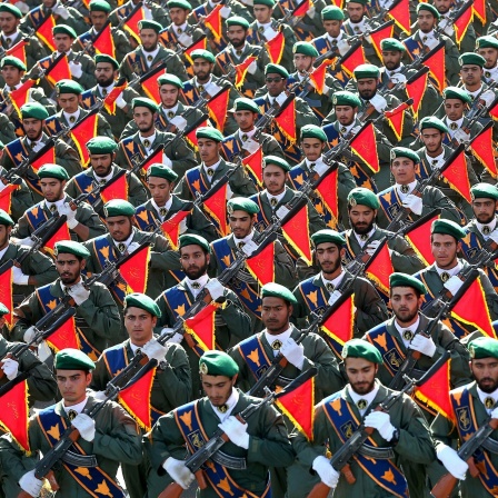 Mitglieder der iranischen Revolutionsgarde nehmen an einer Militärparade teil.