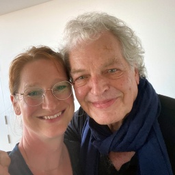 Julia Hemmerling mit dem Jazzer Joachim Kühn lächeln in die Kamera