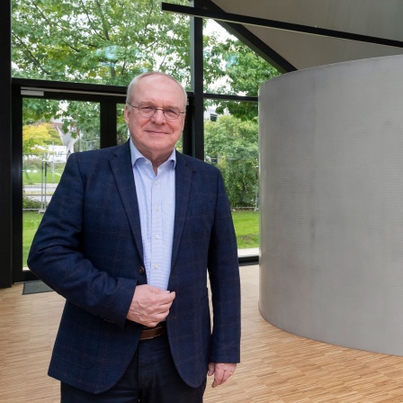 Professor Manfred Curbach steht in dem neu gebauten Carbonbeton Haus.