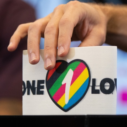 Kapitänsbinde als Zeichen gegen Diskriminierung und für Vielfalt. Diese ziert «ein Herz in bunten Farben, die für Vielfalt stehen, sowie die Aufschrift 'One Love'»