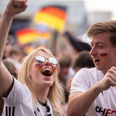 Fans der deutschen Nationalmannschaft jubeln und Feiern beim Fanfest mit Public Viewing auf dem Stuttgarter Schlossplatz, 19.06.2024. 