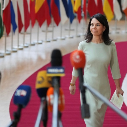 Die deutsche Außenministerin Annalena Baerbock (Bündnis 90/Grüne) trifft zu einem Treffen der EU-Außenminister im Gebäude des Europäischen Rates ein.