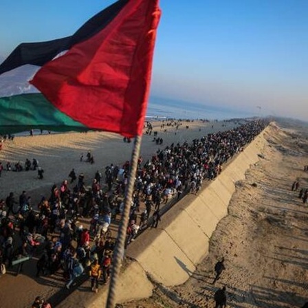 Menschenmassen unterwegs in den Norden des Gazastreifens mit der palästinensischen Flagge im Vordergrund