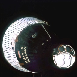 Eine Gemini-Kapsel während des Flugs im Weltall. (Undatiert). Das Gemini-Programm der NASA diente der Vorbereitung auf das Mondlandeprogramm. Es umfasste zwei unbemannte Raumflüge im April 1964 und Januar 1965 und zehn mit je zwei Astronauten bemannte Flüge ins All 