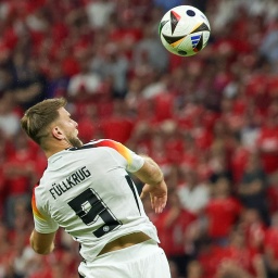 Der deutsche Fußball-Nationalspieler Niclas Füllkrug im EM-Spiel gegen die Schweiz beim Kopfball.