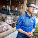 Cem Özdemir (Bündnis 90/Die Grünen), Bundesminister für Ernährung und Landwirtschaft, bei seinem Besuch eines Schweinehaltungsbetriebes im Landkreis Celle