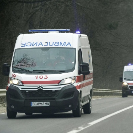 Krankenwagen fahren am 13. März 2022 auf einer Hauptstraße in der Nähe eines Militärübungsplatzes in Lemberg in der Westukraine, von dem angenommen wird, dass er früher am Tag vom russischen Militär angegriffen wurde.