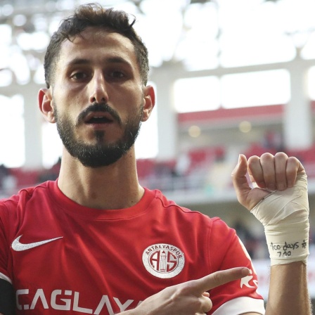 Sagiv Jehezkel von Antalyaspor zeigt nach einem Tor auf seinen bandagierten Arm. 