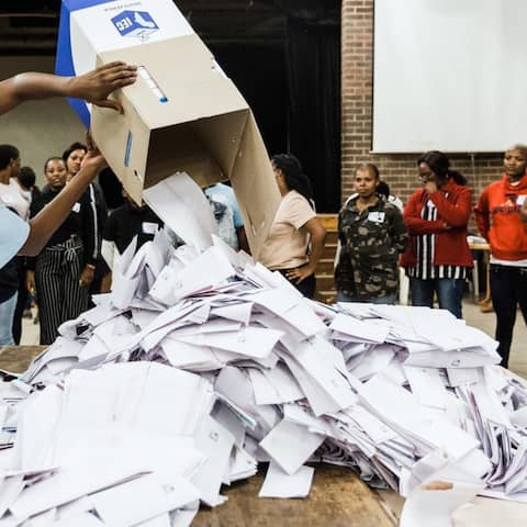 In einer Schule in Durban beginnen Wahlhelfer mit der Auszählung der Stimmzettel. 
