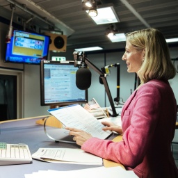 Hinter den Kulissen der "radioWelt" von Bayern 2: Moderatorin Imke Köhler im Studio. | Bild: BR/Johanna Schlüter