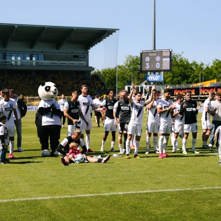 SV Elversberg feiert den Sieg gegen Braunschweig