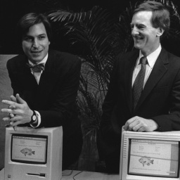 Apple-Mitbegründer Steve Jobs (l) und der damalige Präsident von Apple John Sculley stellen am 24. Januar 1984 vor einer Aktionärsversammlung im kalifornischen Cupertino ihre ersten Macintosh-Computer vor