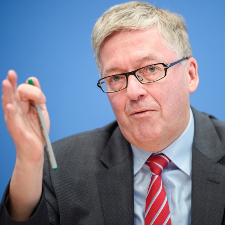 Hans-Peter Bartels 2020 in der Bundespressekonferenz