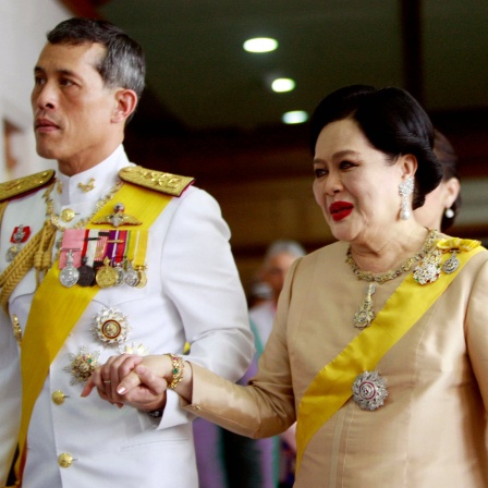 Thai Königin Sirikit läuft mit ihrem Sohn, Kronprinz Vajiralongkorn