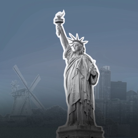 Ein Schwarzweiß-Bild der Freiheitsstatue in New York, dahinter eine friesische Mühle und die New Yorker Skyline.