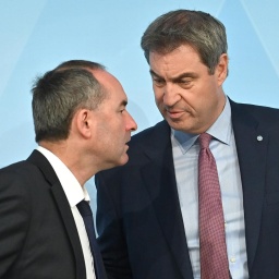 Bayerns Ministerpräsident Markus Söder schaut mit kritischem Blick auf seinen Vize Hubert Aiwanger herunter.